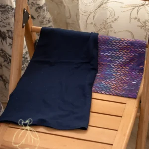 مقنعه سرمه‌ای و هد کشی بنفش